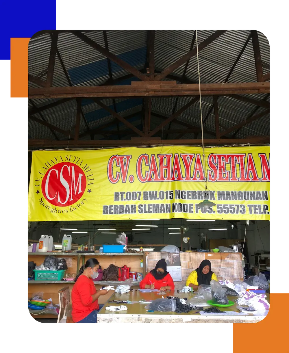 pekerja sedang bekerja